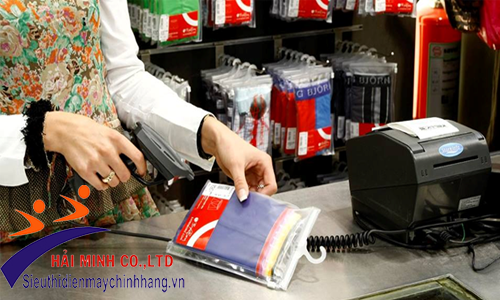 Máy đọc mã vạch được sử dụng ở quầy thu ngân